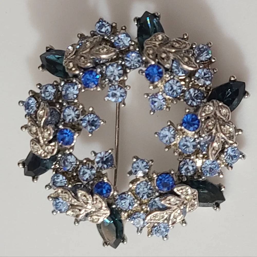 Vintage Blue Silver Rhinestone 3D Wreath Round Brooch Leafs Estate Vtg Euc - Picture 2 of 9